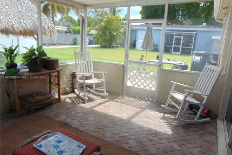 House in Hollywood, Florida 2 bedrooms, 133.78 sq.m. № 1232044 - photo 24