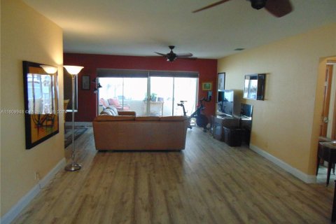 House in Hollywood, Florida 2 bedrooms, 133.78 sq.m. № 1232044 - photo 9