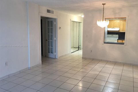 Condominio en venta en Hialeah, Florida, 2 dormitorios, 83.24 m2 № 1415654 - foto 2