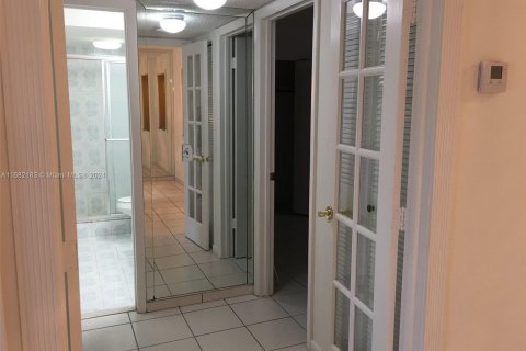 Condominio en venta en Hialeah, Florida, 2 dormitorios, 83.24 m2 № 1415654 - foto 9