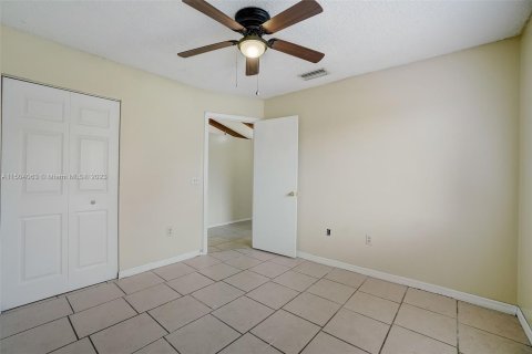House in Deltona, Florida 3 bedrooms, 116.41 sq.m. № 912843 - photo 24