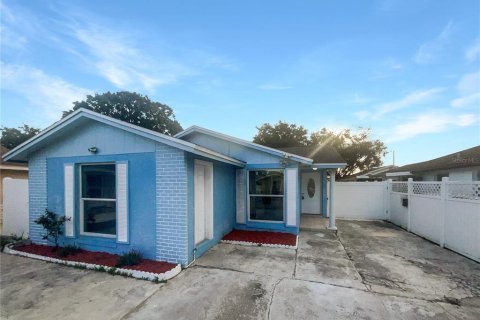 Casa en venta en Tampa, Florida, 3 dormitorios, 86.77 m2 № 1379960 - foto 1