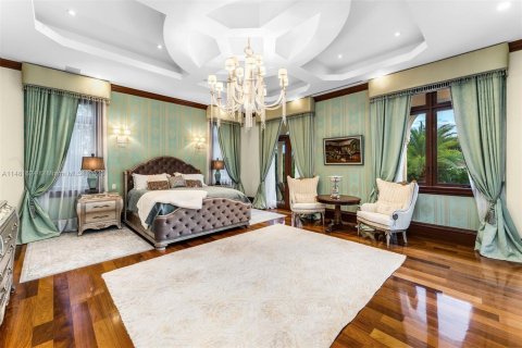 House in Coral Gables, Florida 10 bedrooms, 1103.96 sq.m. № 839156 - photo 15