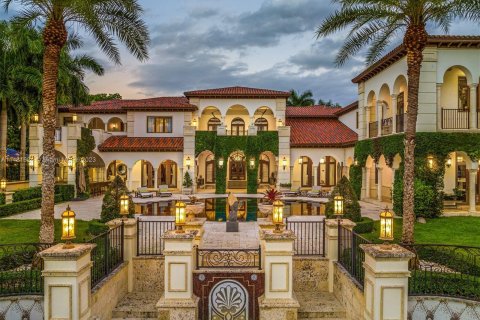 Villa ou maison à vendre à Coral Gables, Floride: 10 chambres, 1103.96 m2 № 839156 - photo 2