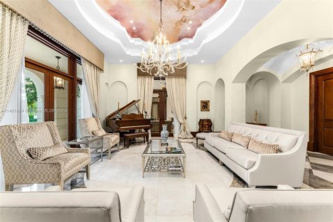 House in Coral Gables, Florida 10 bedrooms, 1103.96 sq.m. № 839156 - photo 13