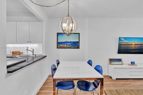 Condo in Aventura, Florida, 1 bedroom  № 1413885 - photo 9