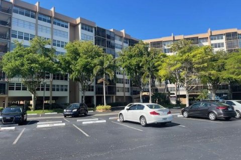 Condo in Pembroke Pines, Florida, 1 bedroom  № 1170581 - photo 1