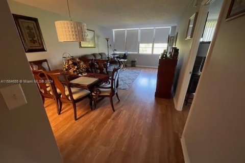 Condominio en venta en Pembroke Pines, Florida, 1 dormitorio, 68.75 m2 № 1170581 - foto 12