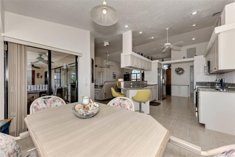 Villa ou maison à vendre à Port Charlotte, Floride: 3 chambres, 188.59 m2 № 351209 - photo 30