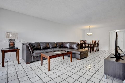 Condominio en venta en Hallandale Beach, Florida, 2 dormitorios, 104.98 m2 № 962975 - foto 12