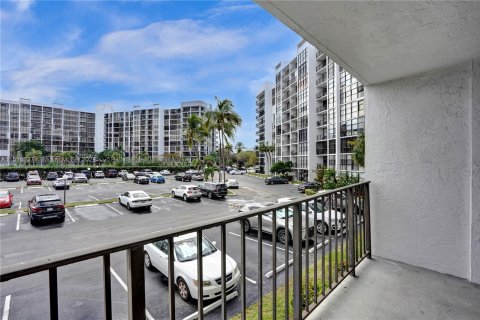 Condominio en venta en Hallandale Beach, Florida, 2 dormitorios, 104.98 m2 № 962975 - foto 6