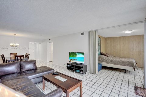 Condominio en venta en Hallandale Beach, Florida, 2 dormitorios, 104.98 m2 № 962975 - foto 8