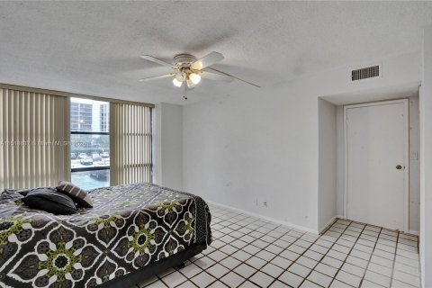 Condominio en venta en Hallandale Beach, Florida, 2 dormitorios, 104.98 m2 № 962975 - foto 20