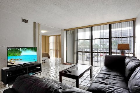 Condominio en venta en Hallandale Beach, Florida, 2 dormitorios, 104.98 m2 № 962975 - foto 3