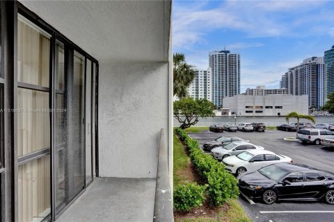 Condominio en venta en Hallandale Beach, Florida, 2 dormitorios, 104.98 m2 № 962975 - foto 7