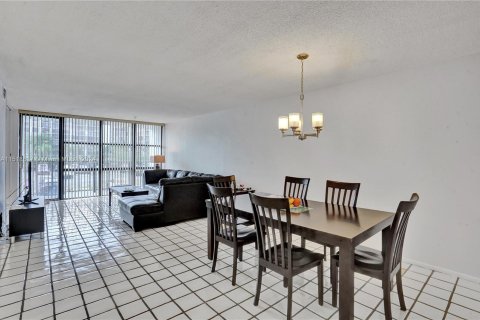 Condominio en venta en Hallandale Beach, Florida, 2 dormitorios, 104.98 m2 № 962975 - foto 1