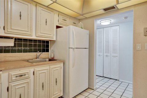 Condominio en venta en Hallandale Beach, Florida, 2 dormitorios, 104.98 m2 № 962975 - foto 18