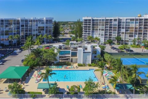 Condominio en venta en Hallandale Beach, Florida, 2 dormitorios, 104.98 m2 № 962975 - foto 25