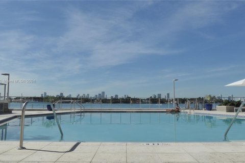 Condo in Miami Beach, Florida, 1 bedroom  № 1270809 - photo 12