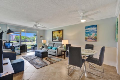 Condo in Sunrise, Florida, 2 bedrooms  № 1223037 - photo 1