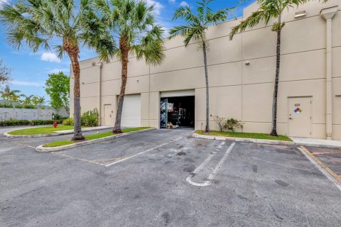 Купить коммерческую недвижимость в Корал-Спрингс, Флорида № 1159854 - фото 3