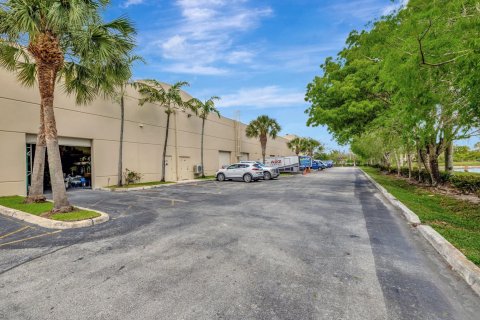Купить коммерческую недвижимость в Корал-Спрингс, Флорида № 1159854 - фото 1