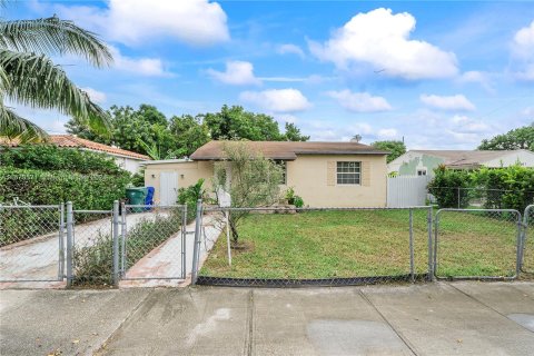 Villa ou maison à vendre à Miami, Floride: 2 chambres, 133.97 m2 № 1394778 - photo 1