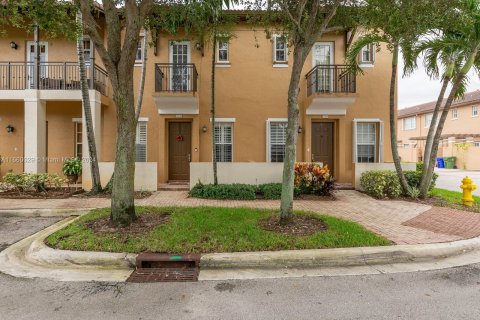 Townhouse in Pembroke Pines, Florida 2 bedrooms, 137.68 sq.m. № 1365952 - photo 3