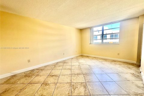 Condominio en venta en Hallandale Beach, Florida, 2 dormitorios, 102.19 m2 № 1369241 - foto 7