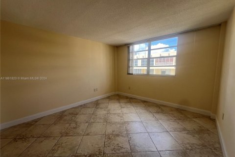 Condo in Hallandale Beach, Florida, 2 bedrooms  № 1369241 - photo 10