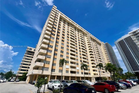 Condo in Hallandale Beach, Florida, 2 bedrooms  № 1369241 - photo 14