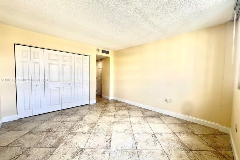 Condo in Hallandale Beach, Florida, 2 bedrooms  № 1369241 - photo 11