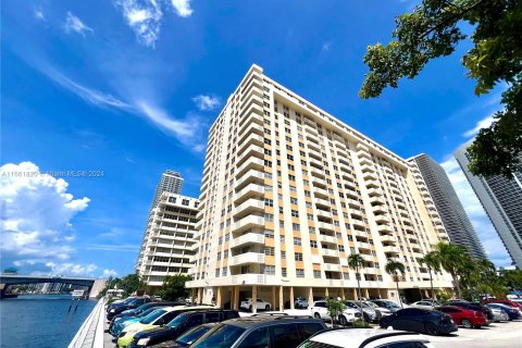 Copropriété à vendre à Hallandale Beach, Floride: 2 chambres, 102.19 m2 № 1369241 - photo 1