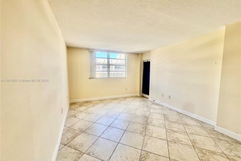 Condo in Hallandale Beach, Florida, 2 bedrooms  № 1369241 - photo 6