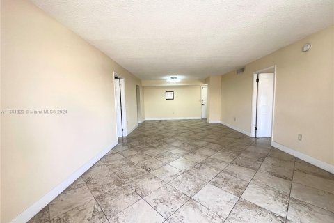 Condo in Hallandale Beach, Florida, 2 bedrooms  № 1369241 - photo 4