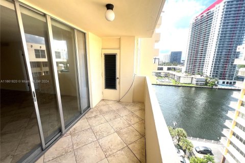 Condo in Hallandale Beach, Florida, 2 bedrooms  № 1369241 - photo 2