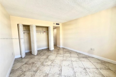 Condo in Hallandale Beach, Florida, 2 bedrooms  № 1369241 - photo 12