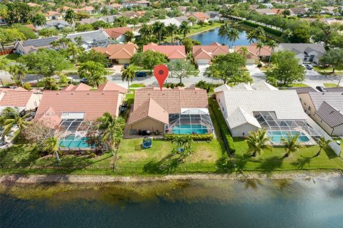 Villa ou maison à vendre à Pembroke Pines, Floride: 4 chambres, 216.65 m2 № 1270874 - photo 1