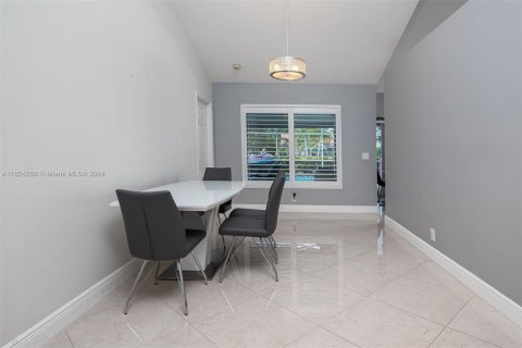 Villa ou maison à vendre à Pembroke Pines, Floride: 4 chambres, 216.65 m2 № 1270874 - photo 23