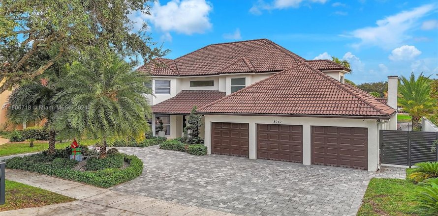 House in Miami Lakes, Florida 6 bedrooms, 332.59 sq.m. № 924316