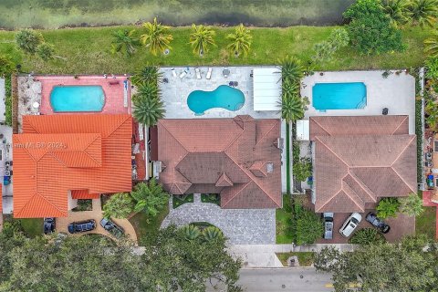 Villa ou maison à vendre à Miami Lakes, Floride: 6 chambres, 332.59 m2 № 924316 - photo 3