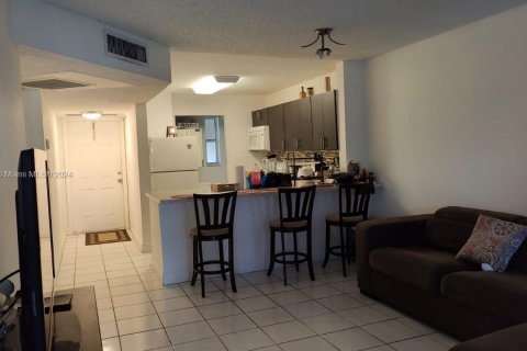 Condo in Tamarac, Florida, 2 bedrooms  № 1233647 - photo 4