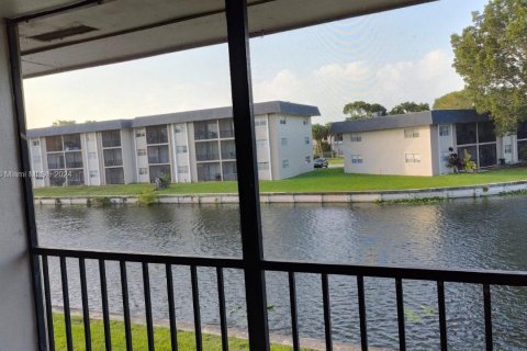 Condo in Tamarac, Florida, 2 bedrooms  № 1233647 - photo 5