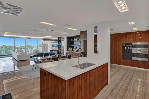 Condominio en venta en Bal Harbour, Florida, 3 dormitorios, 276.01 m2 № 1233678 - foto 13