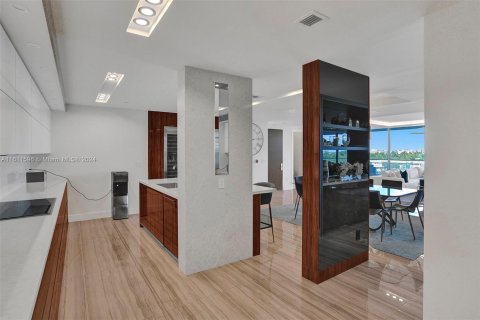 Condominio en venta en Bal Harbour, Florida, 3 dormitorios, 276.01 m2 № 1233678 - foto 15