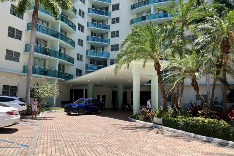 Condo in Hollywood, Florida, 2 bedrooms  № 1208495 - photo 12