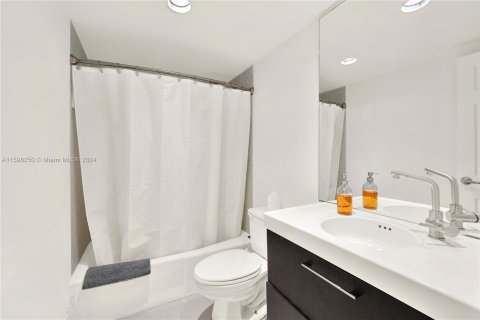 Condo in Hollywood, Florida, 2 bedrooms  № 1208495 - photo 17