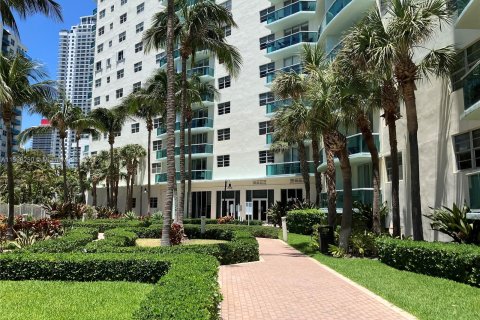 Condominio en venta en Hollywood, Florida, 2 dormitorios, 109.25 m2 № 1208495 - foto 2