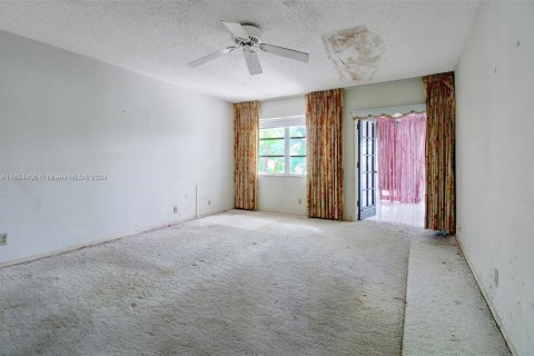 House in Tamarac, Florida 2 bedrooms, 201.69 sq.m. № 1398249 - photo 11