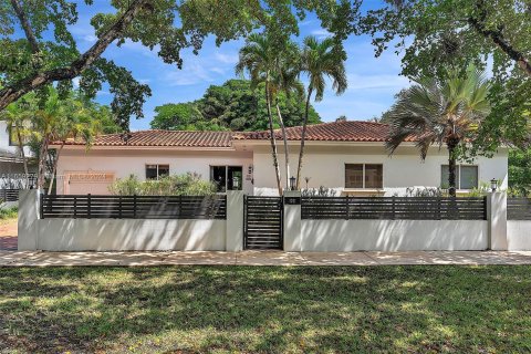 Villa ou maison à vendre à Coral Gables, Floride: 4 chambres, 251.77 m2 № 1362774 - photo 1